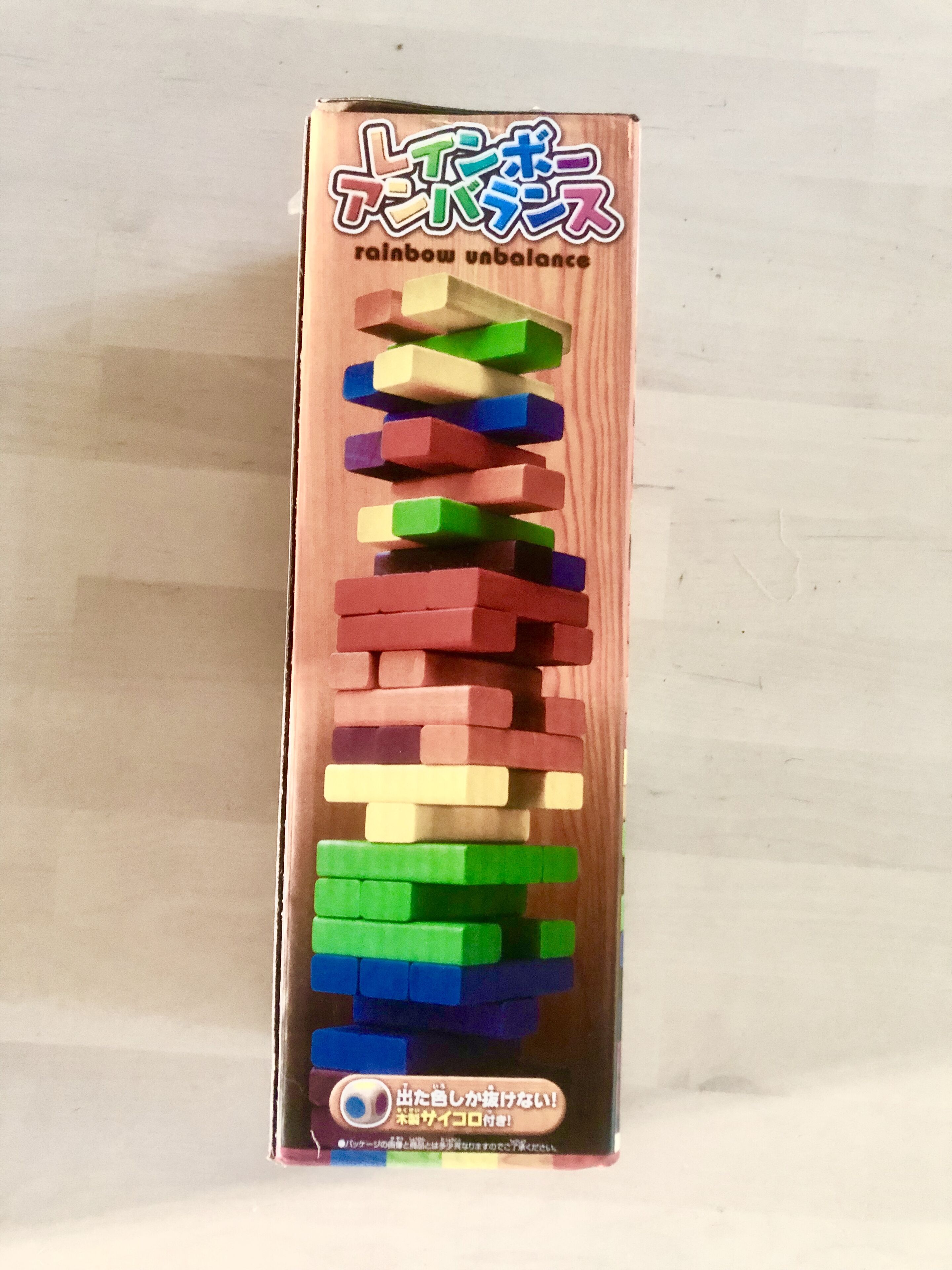 Een doos kleurrijke houten blokken met Japanse tekst en de woorden 'rainbow unbalance'.