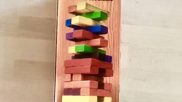 Een doos kleurrijke houten blokken met Japanse tekst en de woorden 'rainbow unbalance'.