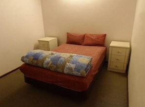 Habitación básica doble, 1 cama matrimonial | Wifi gratis y ropa de cama