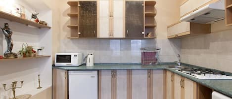Réfrigérateur, micro-ondes, four, plaque de cuisson