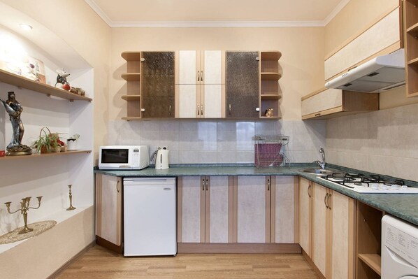 Fridge, microwave, oven, stovetop