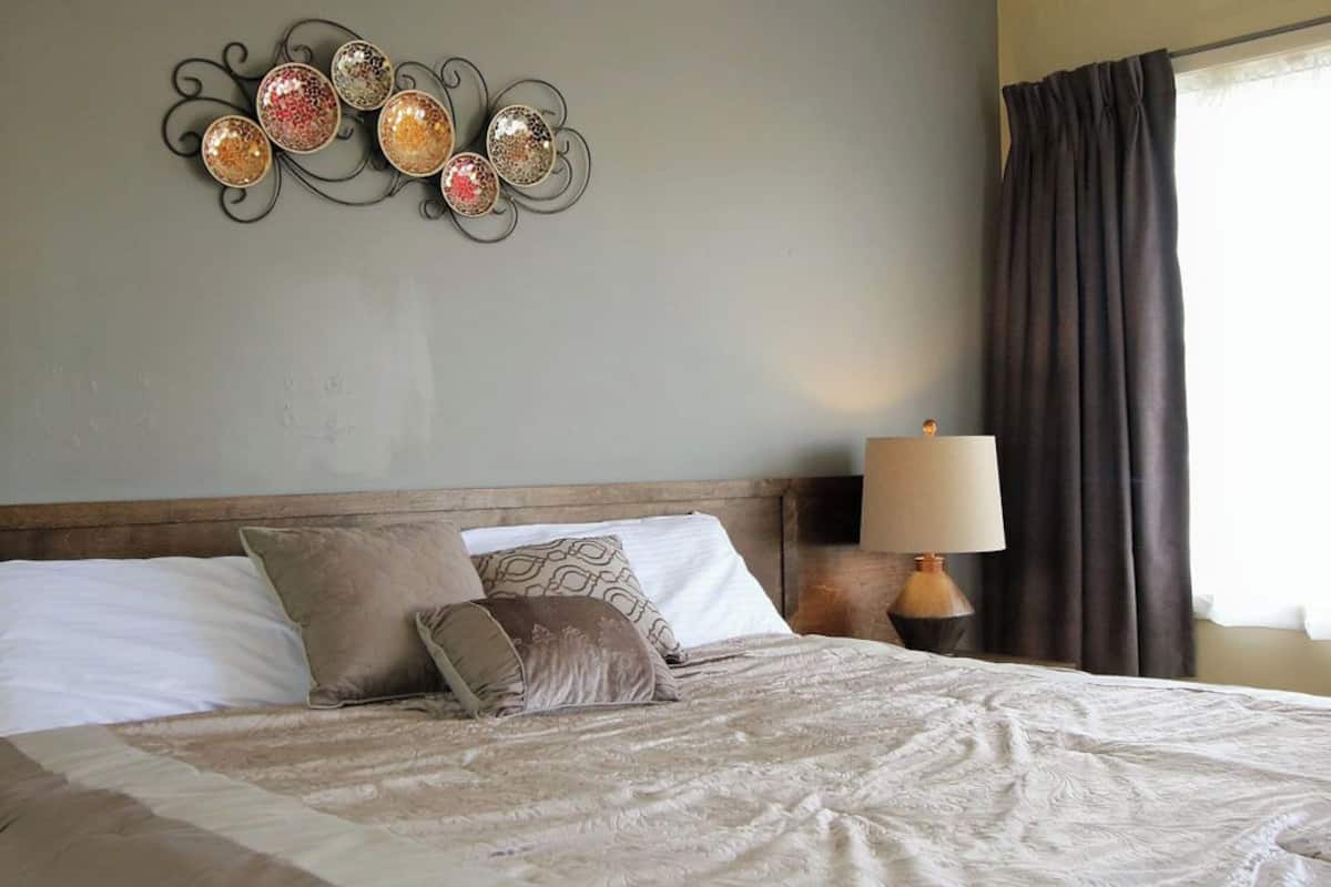 Deluxe eenpersoonskamer, 1 kingsize bed | 1 slaapkamer, een bureau, een laptopwerkplek, verduisterende gordijnen