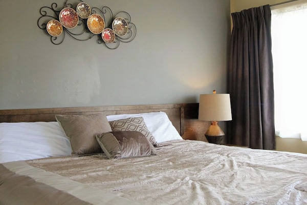 Deluxe Single Room, 1 King Bed | 1 bedroom, desk, laptop workspace, blackout drapes
