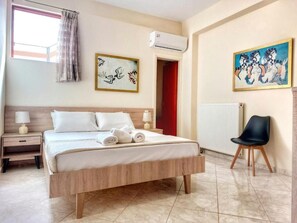 4 bedrooms, desk, soundproofing, iron/ironing board