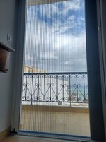 Minibar, cortinas opacas, tabla de planchar con plancha y wifi gratis