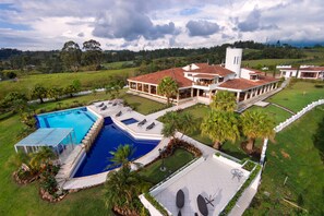 Outdoor pool - Hotel Boutique Casa Caballero (Circasia)