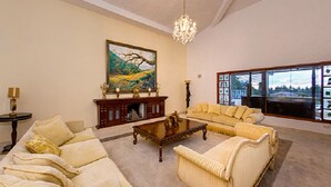 Lobby sitting area - Hotel Boutique Casa Caballero (Circasia)