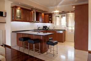 Fridge, oven, stovetop, dishwasher