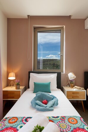 2 bedrooms, internet, bed sheets