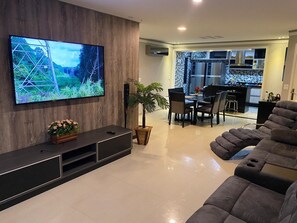 Smart TV, Netflix, lettore DVD, tavolo da ping pong