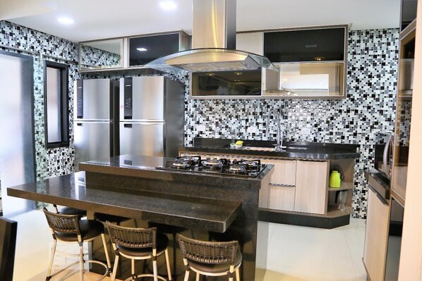 Refrigerador, microondas, horno y parrilla de estufa 