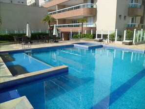 من حمّامات السباحة المغطاة، حمّام سباحة خارجي