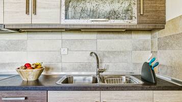 Fridge, oven, stovetop, coffee/tea maker