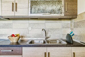 Réfrigérateur, four, plaque de cuisson, cafetière/bouilloire