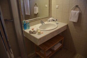Combined shower/tub, hair dryer, towels, soap