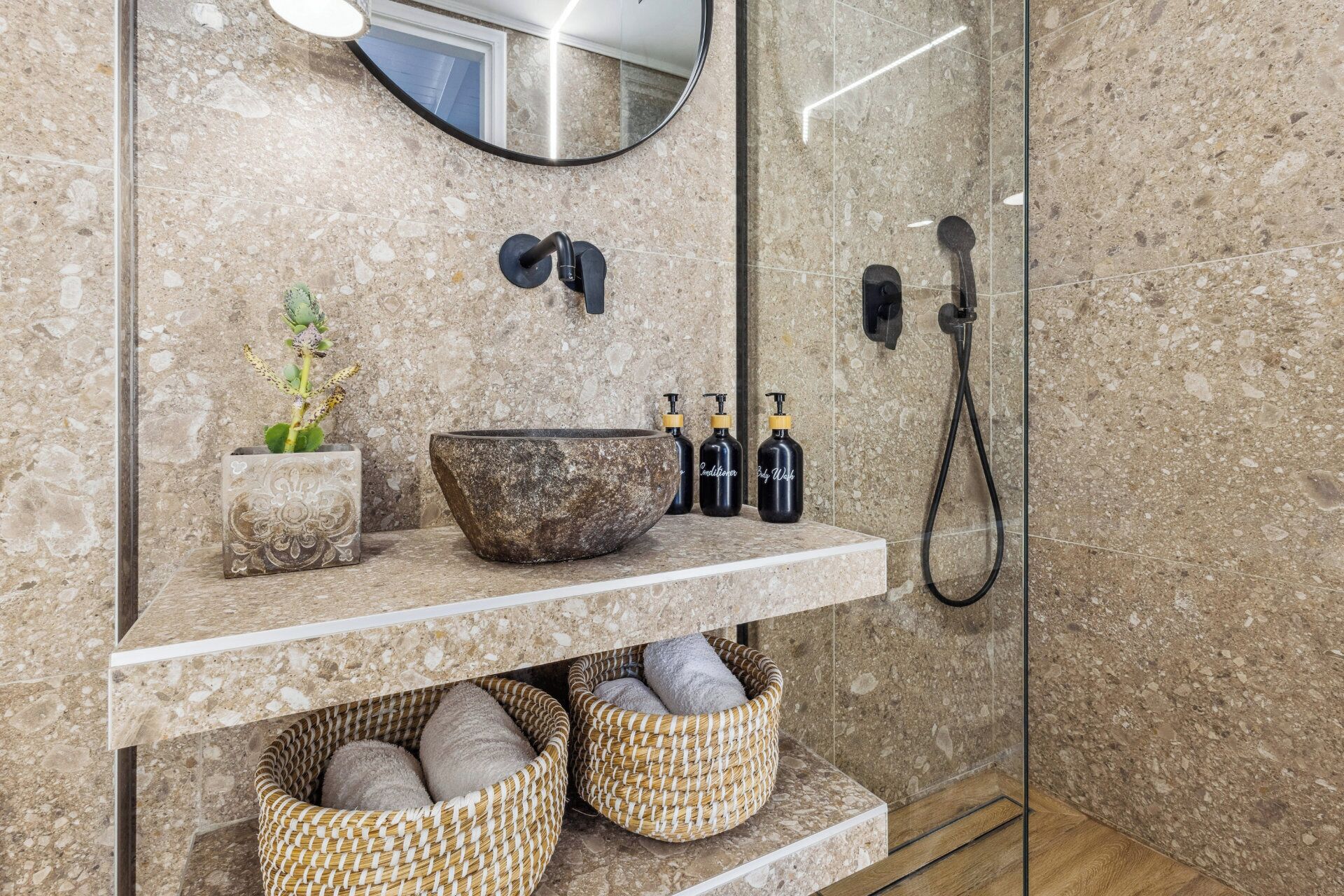 Dusche, Haartrockner, Handtücher, Seife