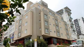 Vista frontal de la propiedad