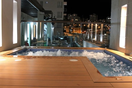 Bañera de hidromasaje exterior