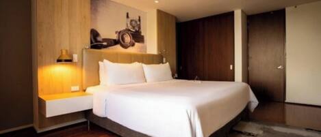 Deluxe Suite, Multiple Beds | 1 bedroom, premium bedding, down comforters, minibar