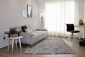 Deluxe Suite, Multiple Beds | Living area