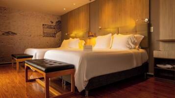 Superior kamer, 2 queensize bedden | Luxe beddengoed, donsdekens, een minibar, een kluis op de kamer