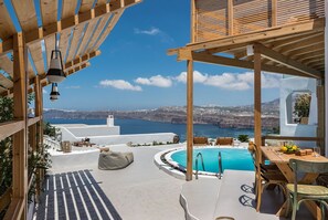 Una piscina al aire libre, una piscina climatizada