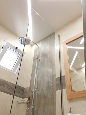 Dusche, Haartrockner, Handtücher