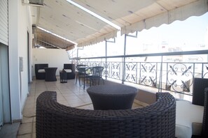 Outdoor dining - Gray House Dana 12 is with plasma TVs and fully equipped (Αθήνα)