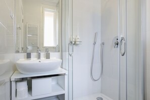 Dusche, Haartrockner, Handtücher, Seife