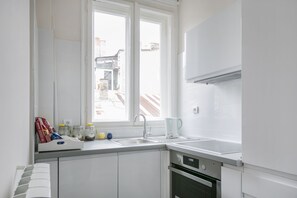 Full-sized fridge, microwave, oven, stovetop