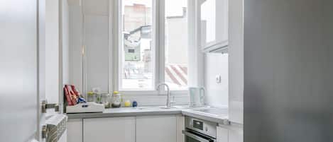 Full-size fridge, microwave, oven, stovetop