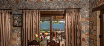 Solnedgång traditionellt hus 