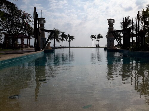 Beachfront Family Penthouse Seaside Hua Hin (41/144 C32, 136 Sqm)