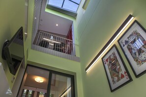 Design huis, 3 slaapkamers, uitzicht op stad | Woonruimte | Een flatscreentelevisie en een stereo