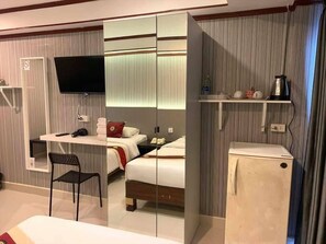 In-room safe, free WiFi, bed sheets