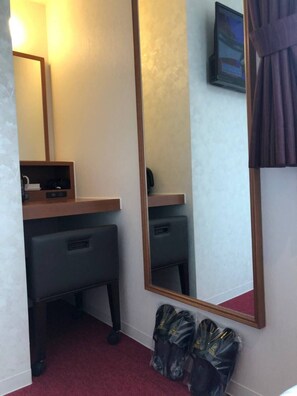 Down comforters, desk, blackout drapes, iron/ironing board - Benikea Calton Hotel Osaka Doutonbori (Osaka)