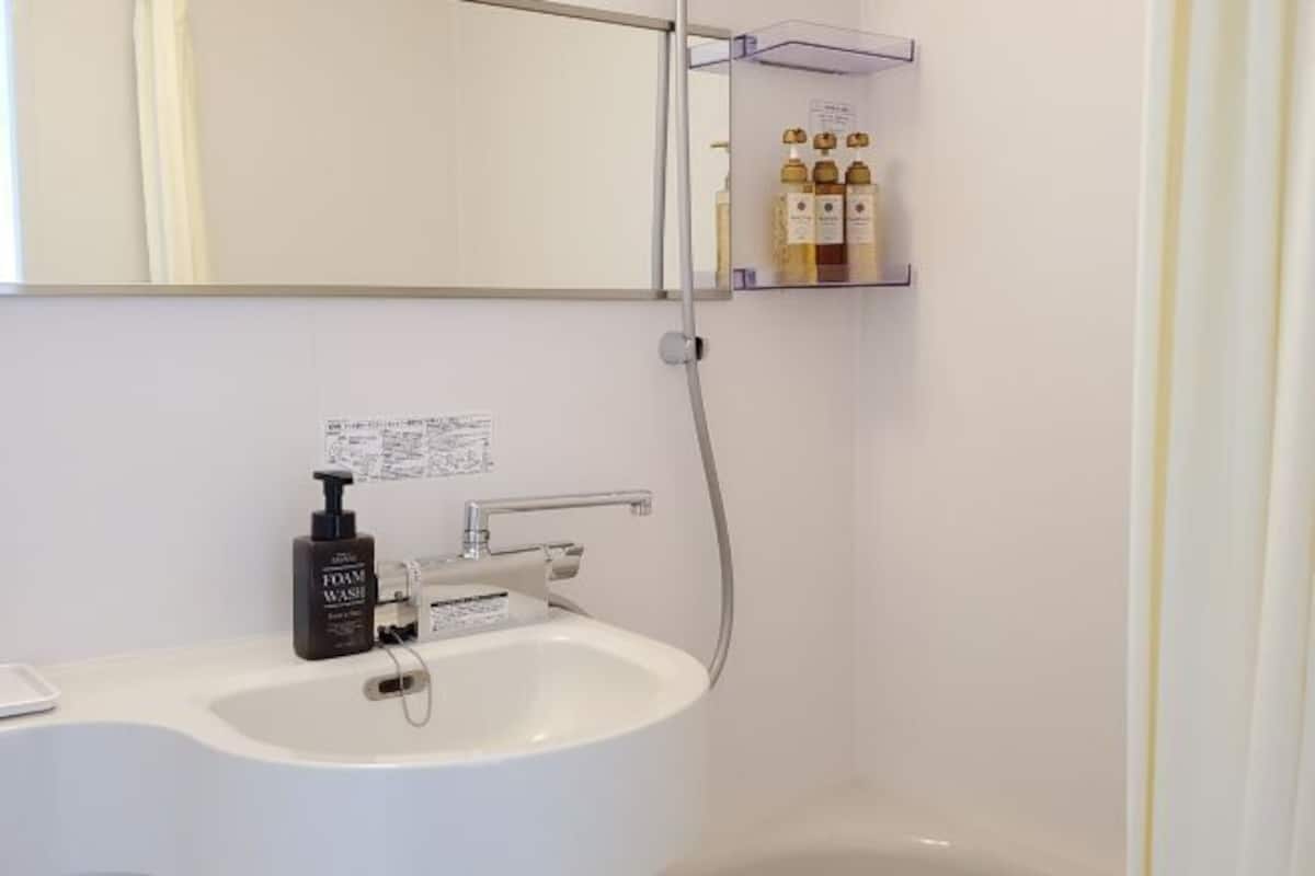 Combined shower/tub, free toiletries, hair dryer, slippers