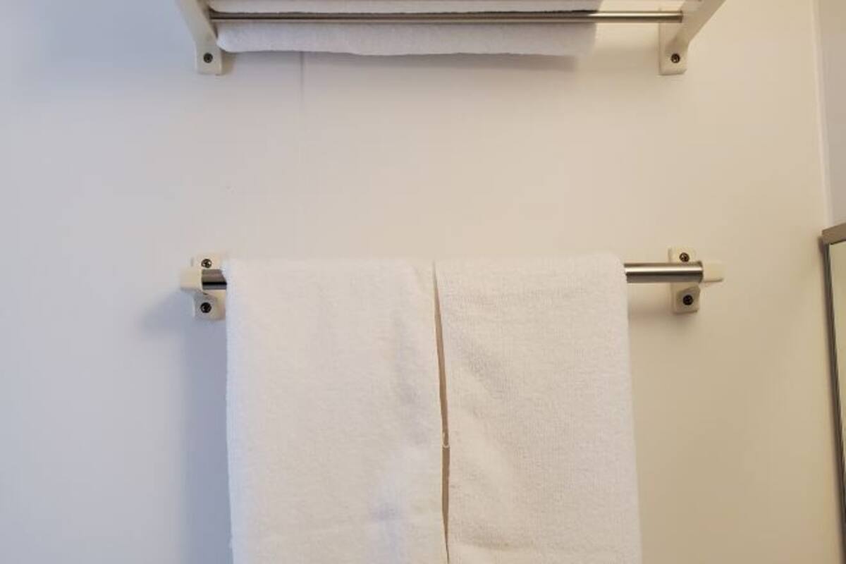 Chăn bông, bàn, màn/rèm cản sáng, bàn ủi/dụng cụ ủi quần áo