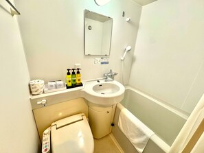 Combined shower/bathtub, hair dryer, slippers, electronic bidet - Cypress Inn Tokyo (Tokyo)
