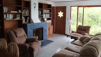 Classic House with 5 Bedrooms | Living area | Flat-screen TV