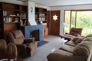 Classic House with 5 Bedrooms | Zona de estar | Una televisión de pantalla plana
