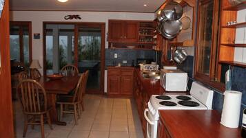 Classic House with 5 Bedrooms | Private kitchen | Fridge, microwave, oven, stovetop