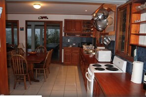 Classic House with 5 Bedrooms | Private kitchen | Fridge, microwave, oven, stovetop - CRParaiso Main House (Arenal)