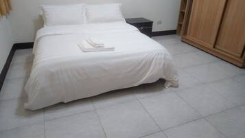 Double Room | Desk, free rollaway beds, free WiFi, bed sheets