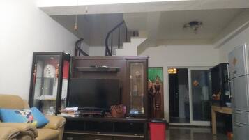 Double Room | Desk, free rollaway beds, free WiFi, bed sheets