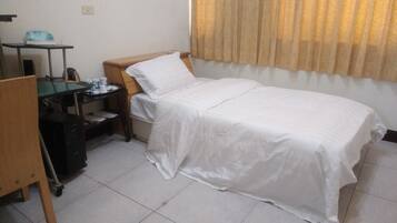 Habitación individual | Escritorio, camas extra gratis, wifi gratis y ropa de cama