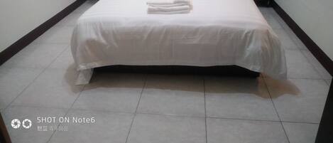 Tweepersoonskamer | Een bureau, gratis extra bedden, gratis wifi, beddengoed