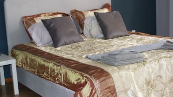 2 bedrooms, iron/ironing board, internet, bed sheets