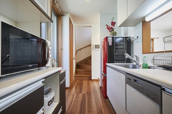 Geladeira, micro-ondas, cooktop, cafeteira/chaleira