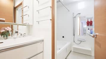 Combined shower/bathtub, hair dryer, towels, soap